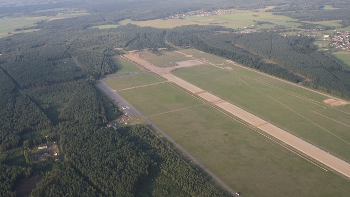 Na lotnisku regionalnym w Szymanach koło Szczytna pracownicy ćwiczą odprawy pasażerów i bagażu. W ten sposób obsługa portu lotniczego przygotowuje się do pierwszych lotów, które zaplanowano na styczeń 2016 r. - podał dziś dyrektor portu Tomasz Kądziołka.