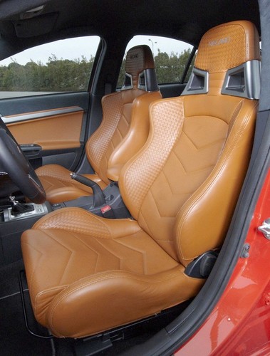 Brązowa skóra w środku przypomina supersamochody z lat 70.