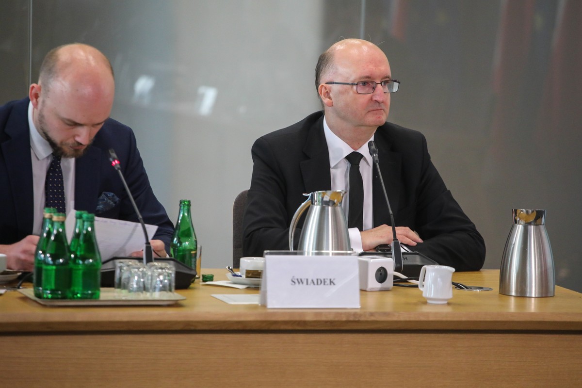 Były wiceszef MSZ Piotr Wawrzyk i jego adwokat Michał Grodzki podczas przesłuchania przez sejmową komisję śledczą
