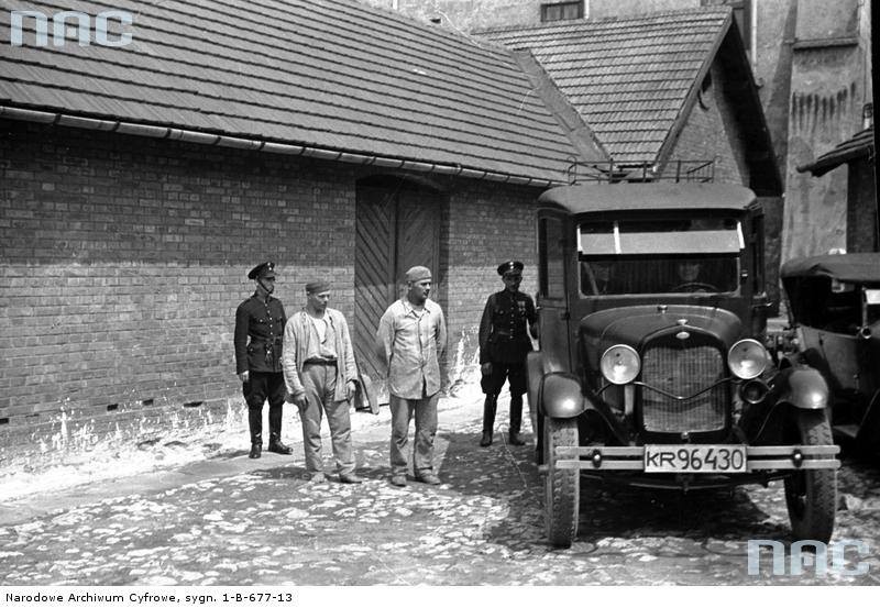 Więźniowie na dziedzińcu w towarzystwie strażników. Więzienie św. Michała w Krakowie. Lipiec 1933 rok.