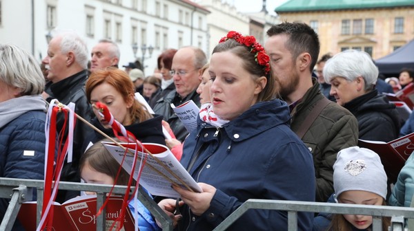 Wspólne śpiewanie na Małym Rynku to już wieloletnia tradycja. Przychodzą tu całe, wielopokoleniowe rodziny. Dziadkowie uczą śpiewać wnuki i pokazują, jak radośnie świętować najważniejsze wydarzenia w historii Polski.