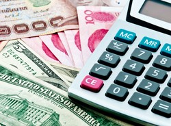 Euro tanieje, dolar droższy