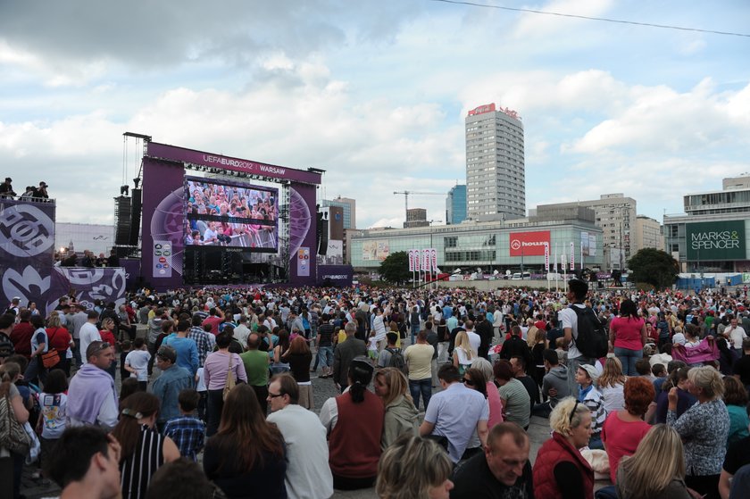 Tłumy fanów piłki nożnej w strefie kibica