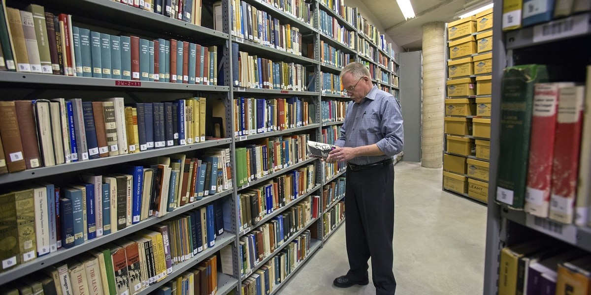 Niektóre zawody mogą zniknąć z rynku pracy. Wśród nich jest np. bibliotekarz.