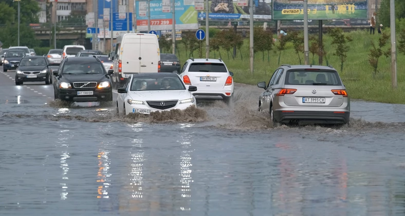 Podtopione ulice po intensywnych opadach deszczu