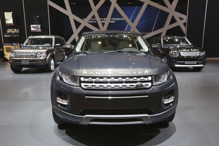 Range Rover Evoque to kompaktowy SUV dla mieszkańców dużych miast. Model koncepcyjny został zaprezentowany w styczniu 2008 roku, zaś do produkcji wszedł trzy lata później. Od tego czasu samochód jest bardzo dobrze odbierany przez prasę motoryzacyjną, która chwali jego osiągi i nowoczesny design.