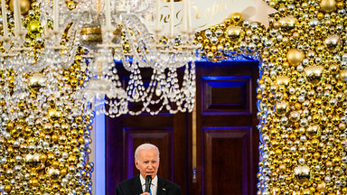 Joe Biden ubiera choinkę i życzy wszystkim wesołych świąt