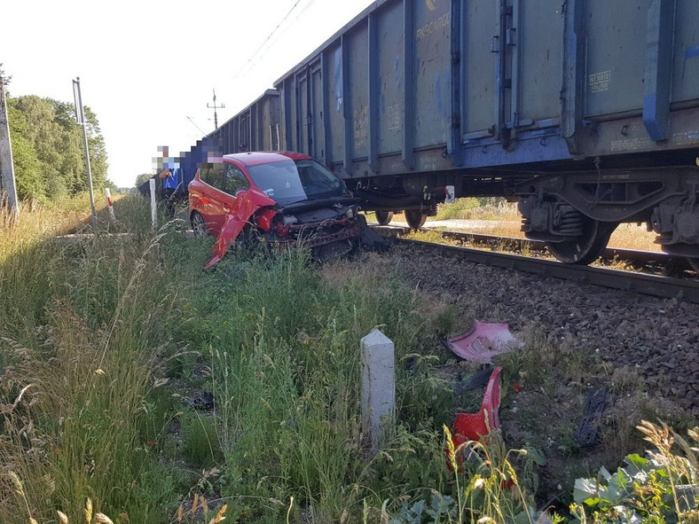 Wjechał Fordem w pociąg towarowy