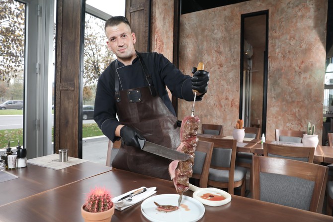 Hristo je kortador i pred vama seče najfinije komade mesa