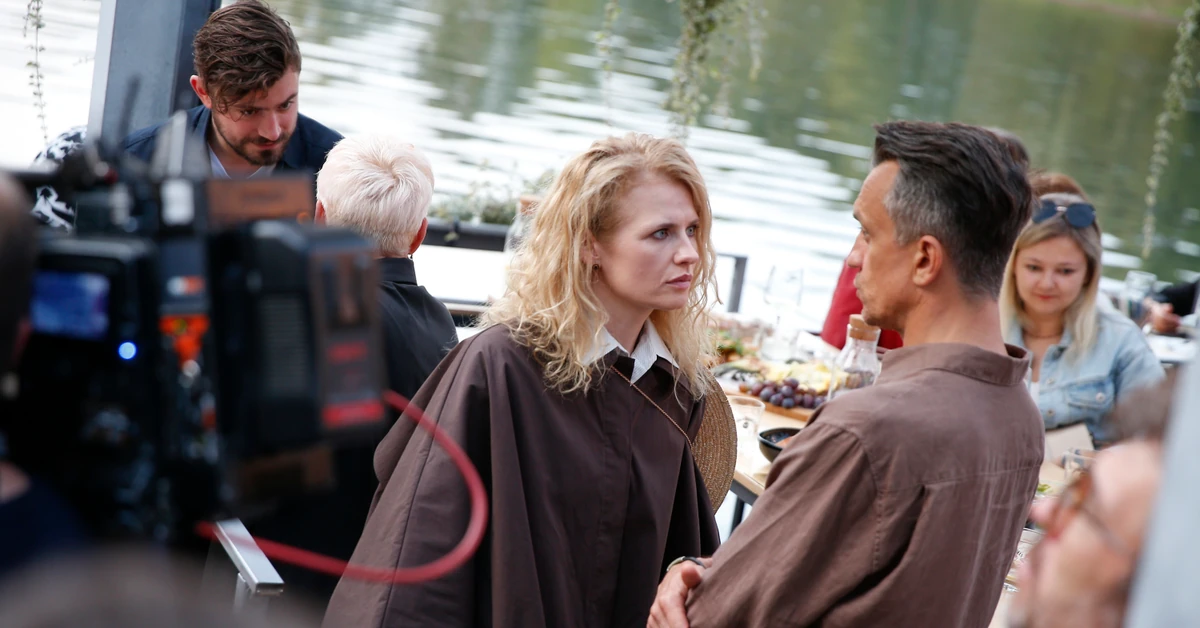 Ten sensacyjny serial bije rekordy popularności. Przeczytaj książkę i zanurz się w mroczny świat jeszcze raz