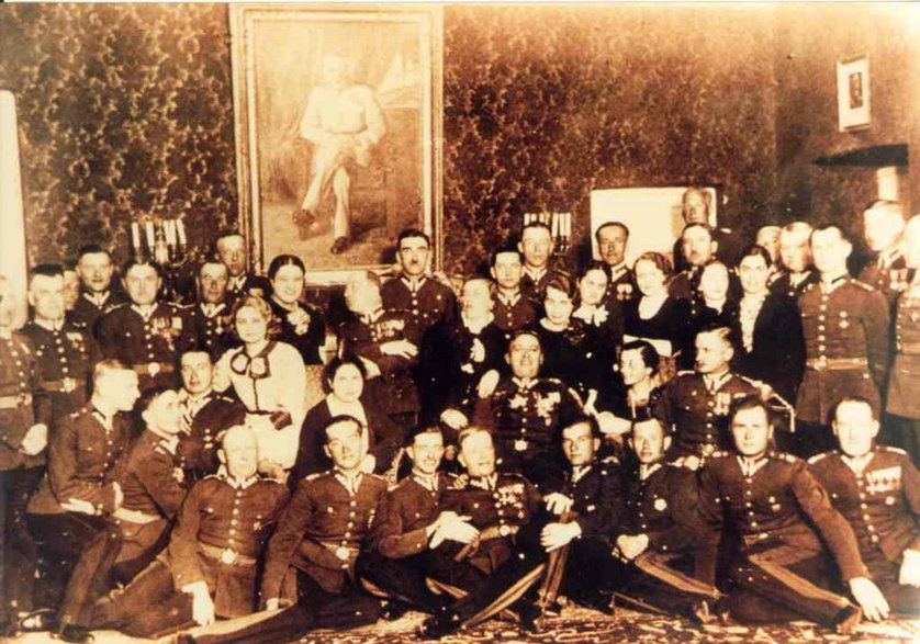 Korpus oficerski 9 Pułku Strzelców Konnych w kasynie oficerskim, 1936 r.