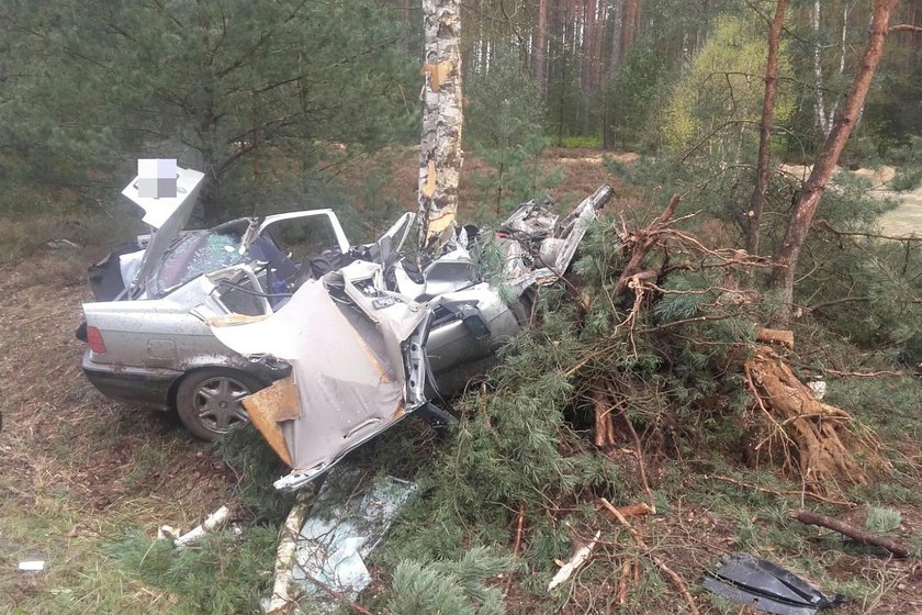 Łąkomin. Bmw roztrzaskało się o drzewa