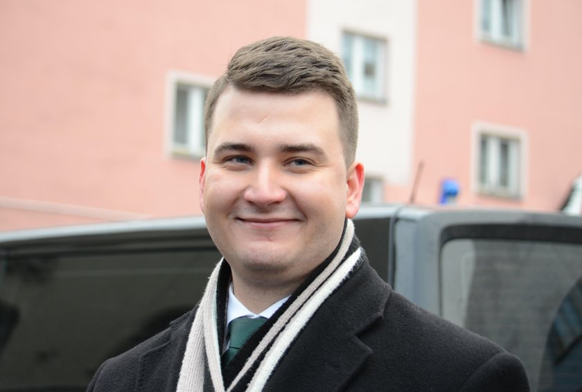 Misiewicz przeprasza za błędy. Chce wrócić do polityki