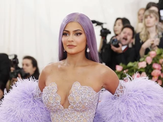 Kylie Jenner jest najmłodszą w historii osobą z majątkiem wartym miliard dolarów. Wszystko dzięki Kylie Cosmetics, firmie kosmetycznej, którą stworzyła i wypromowała sama.