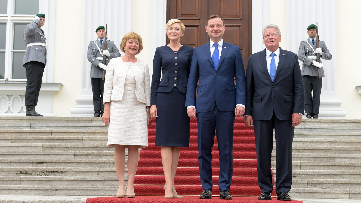 Niemieckie media oceniły pozytywnie pierwszą wizytę prezydenta Andrzeja Dudy w Berlinie, choć nie poświęciły jej zbyt wiele miejsca. Autorzy opublikowanych dzisiaj komentarzy krytykują jednak stanowisko polskich władz wobec problemu uchodźców.