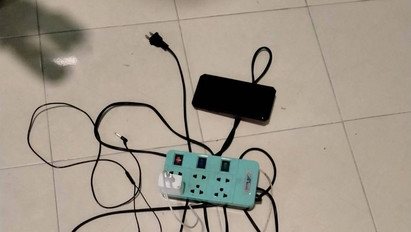 Döbbenetes tragédia: agyonütött az áram egy férfit, mert telefontöltés közben használta a fülhallgatóját – fotók (18+)