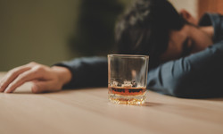 Co alkohol robi z naszą wątrobą? Tak wyglądają kolejne etapy zniszczenia