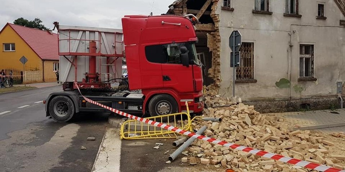 Ciężarówka wjechała w budynek. Zawiniła pszczoła