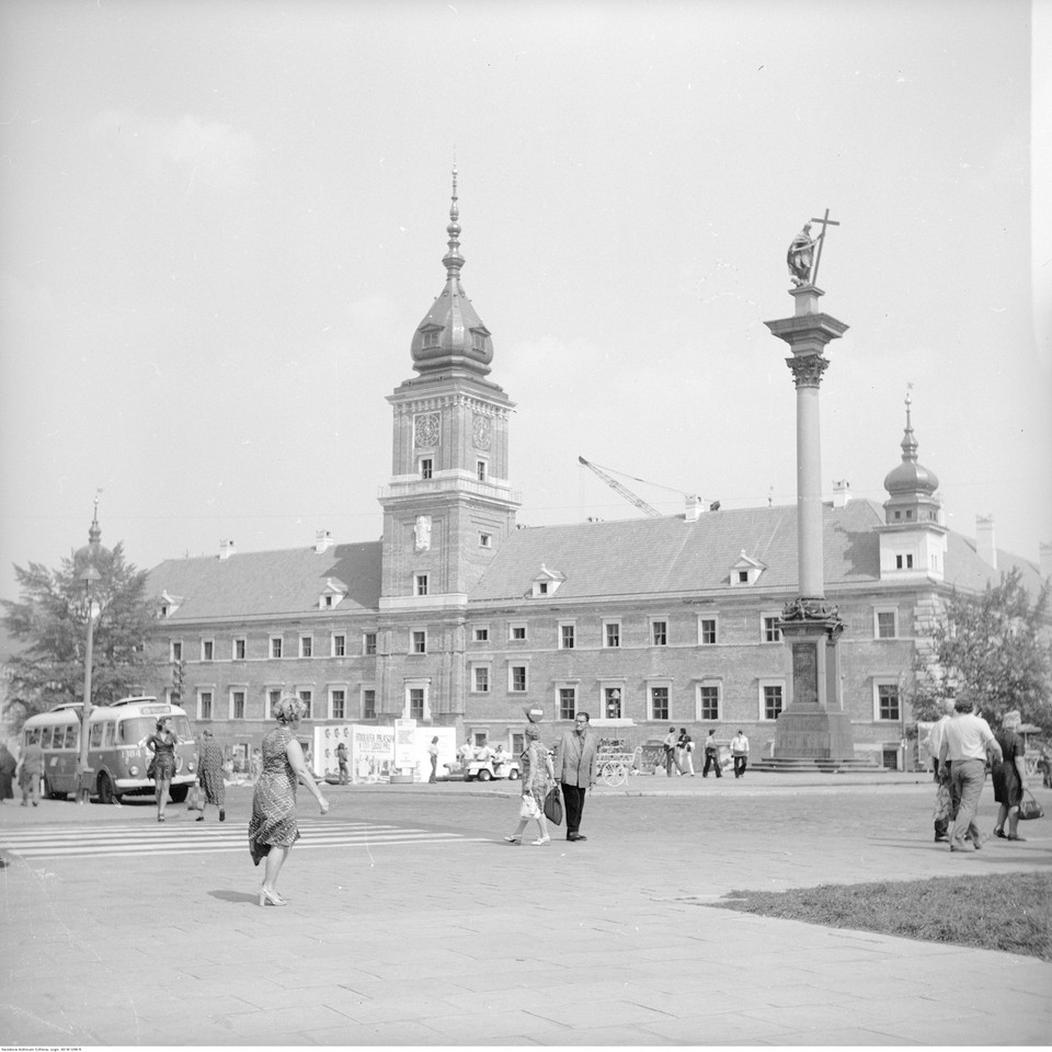 Widok pl. Zamkowego od ul. Senatorskiej. W tle odbudowany Zamek Królewski (1974 r.)