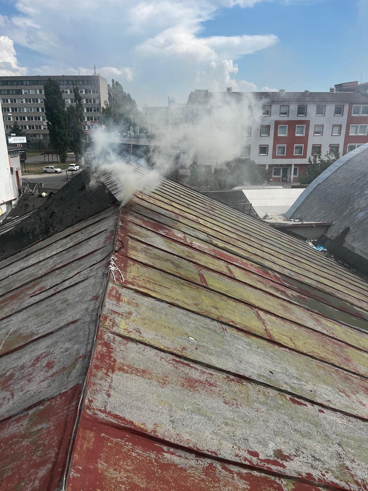 Hasiči zasahovali pri požiari budovy na Starej Vajnorskej.