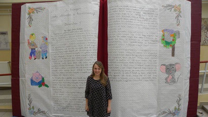Karácsonyi különlegesség a kiskőrösi általános iskolában: adventi utazásra invitálja a diákokat egy gigantikus mesekönyv