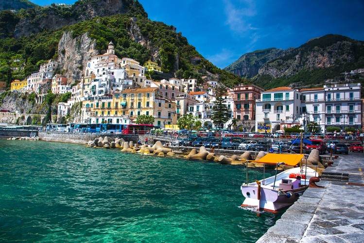 Positano<br><br>Położone na zboczu wpadającym do turkusowego morza Positano jest okrzyknięte najpiękniejszym miastem Kampanii. Załóż wygodne buty i zwiedzaj Wybrzeże Amalfitańskie, robiąc przystanki na co bardziej romantycznych ukrytych plażach. Aby mieć na to wszystko siłę, musisz porządnie jeść. Najlepiej makarony z owocami morza. Wieczorami pozwól sobie na Valle dei Mulini limoncello z cytryn rosnących w charakterystycznych dla tego regionu sadach.