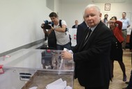 Jarosław Kaczyński podczas głosowania w wyborach parlamentarnych w 2019 r.