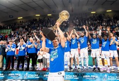 Petrasek trafiał 'trójkę' za 'trójką'. Anwil zdobył puchar PLK