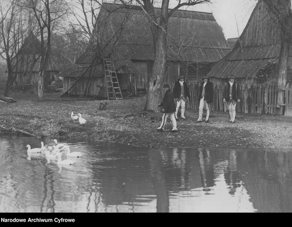 Górale przed domami w Ludźmierzu (1931 rok) - domena publiczna