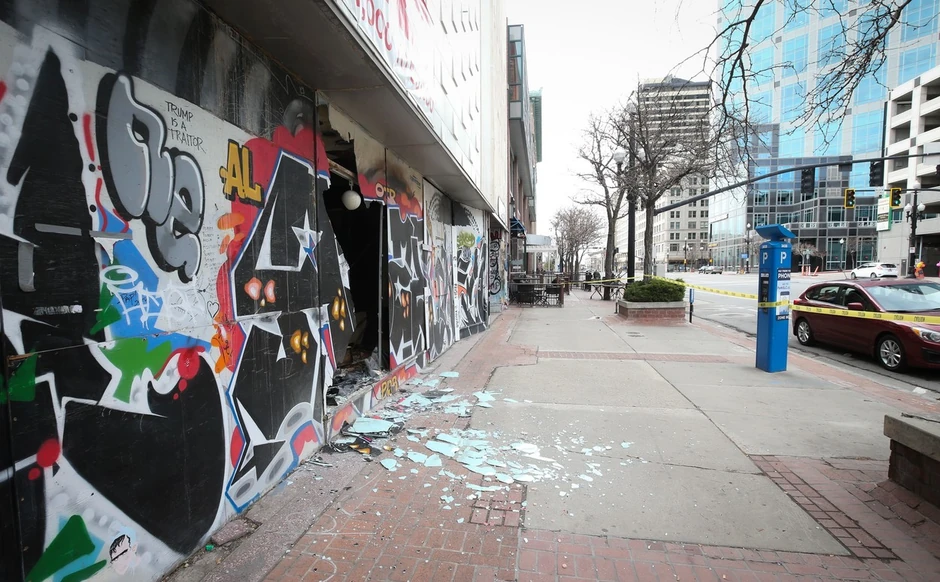 Razbijeno staklo na ulici u Solt Lejk Sitiju