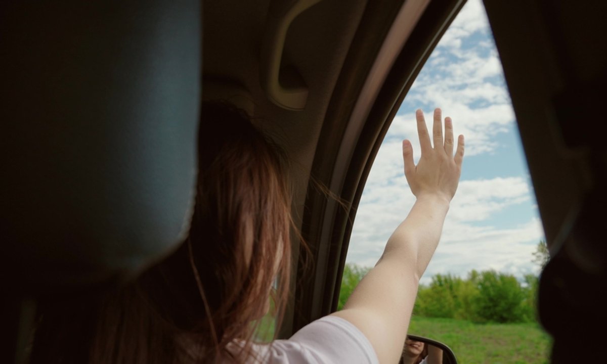 "Wieczorem mąż wychodził z hotelu się bawić, ja zostawałam sama w pokoju". Przemoc ekonomiczna na wakacjach