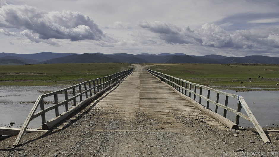 Mongolia, rzeka Orkhon. Takie mosty zdarzają się nadal rzadko. Zwykle rzeki przekracza się szukając dogodnego przejazdu przez wodę.