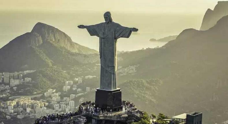 Le Christ Rédempteur se tient à 710 mètres au-dessus de Rio de Janeiro, sur la colline du Corcovado/marchello74 / Adobe Stock