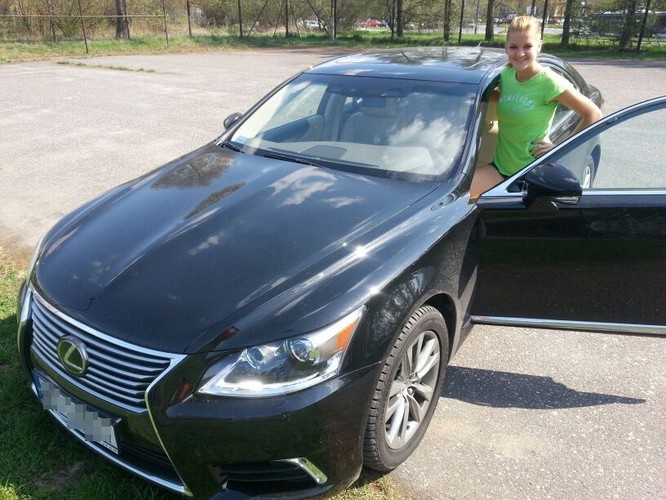 Agnieszka Radwańska i jej nowy lexus LS