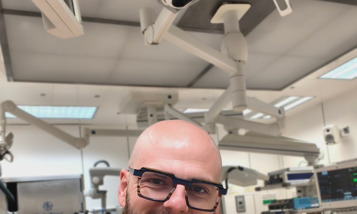 Szymon jest pielęgniarzem. "Można zarobić ponad 10 tys. zł brutto"