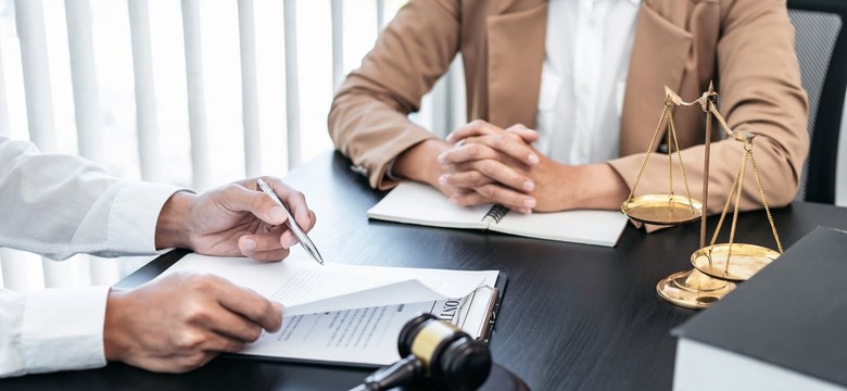 Kto dziedziczy spadek po osobie bezdzietnej? Sprawdź kolejność dziedziczenia ustawowego: małżonek, rodzice, rodzeństwo