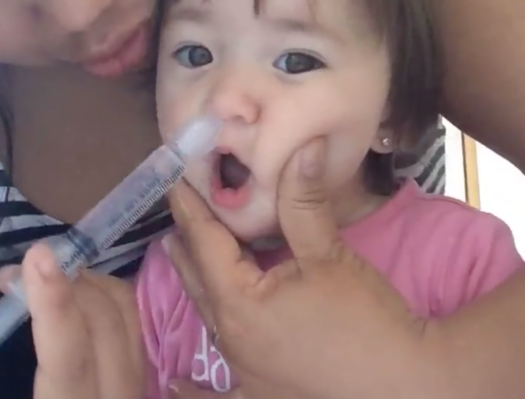 Video: Domáci spôsob, ako dieťaťu výplachom nosa uvoľniť soplík | Najmama.sk