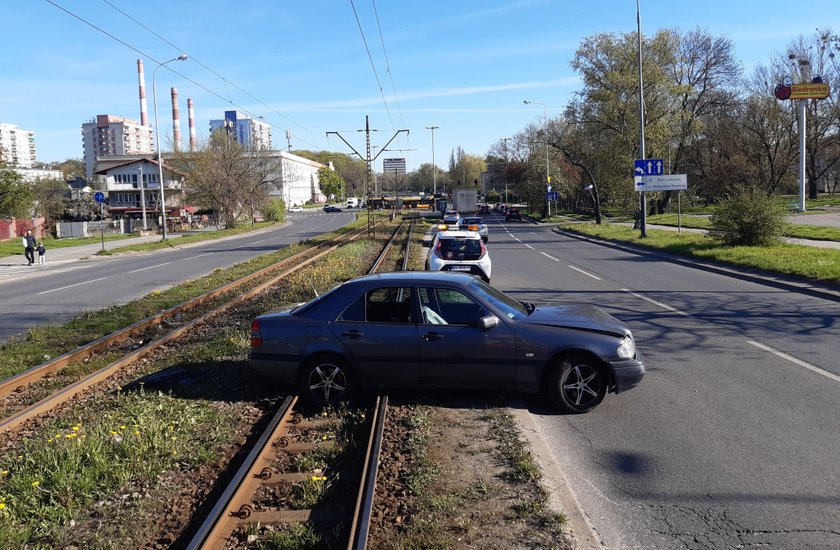 Kim jest kierowca, który mercedesem zablokował tramwaje?