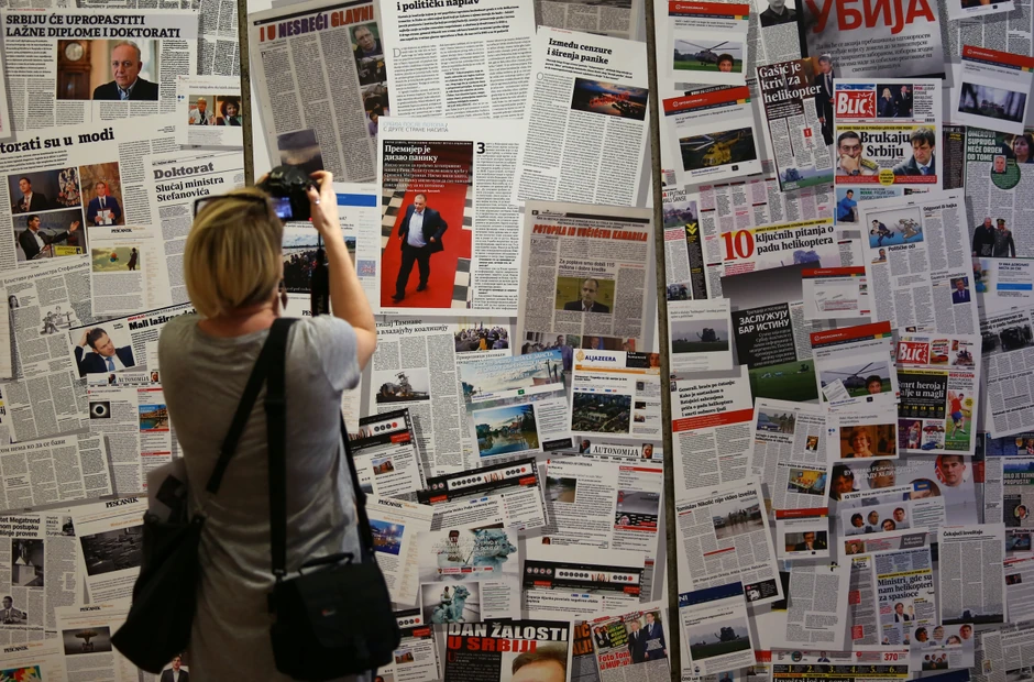 "Necenzurisane laži":
Printovi naslovnih strana različitih

dnevnih i nedeljnih novina koje na

kritički način govore o vladavini

Vučića postavljeni su u galeriji "Progres"