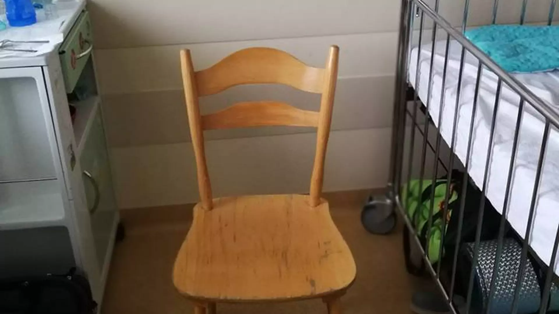 6,80 zł za szpitalne krzesło przy dziecięcym łóżku - tata pokazuje smutną rzeczywistość