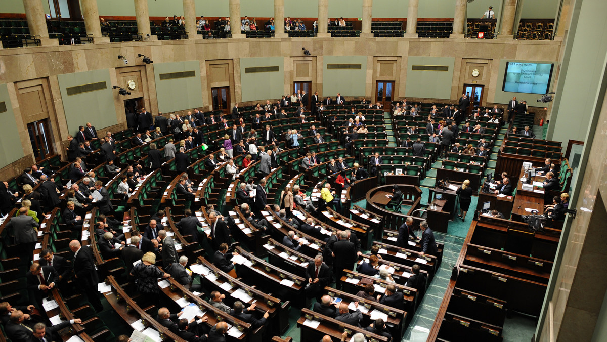 Sejm głosowaniu przyjął trzy poprawki Senatu do ustawy o współpracy rządu i parlamentu w sprawach UE. Jedna z nich zakłada, że rząd będzie przedstawiał, nie rzadziej niż raz na sześć miesięcy, parlamentowi informację na temat wdrażania prawa UE