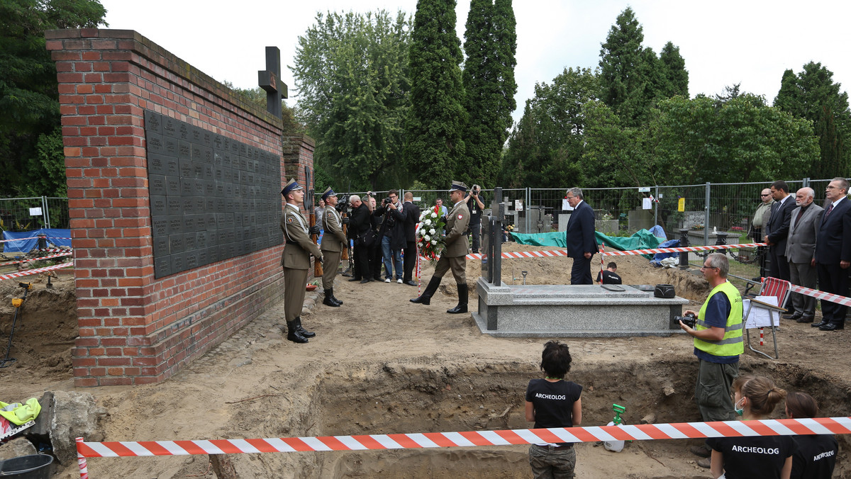 Czwartek jest ostatnim dniem prowadzonych przez IPN ekshumacji ofiar komunizmu na Cmentarzu Wojskowym w Warszawie. Do tej pory wydobyto 111 szkieletów, które poddawane są badaniom identyfikacyjnym. Wznowienie prac na Powązkach planowane jest na październik.