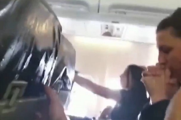 "LJUDI SU UDARALI U PLAFON, KRVARILE IM UŠI" Jeziva svedočenja putnika Boingovog aviona koji je zahvatila STRAŠNA TURBULENCIJA (FOTO, VIDEO)