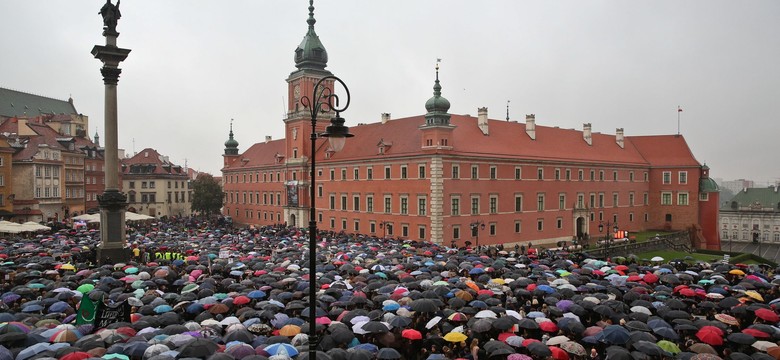 #CzarnyProtest. Wielkie demonstracje na ulicach polskich miast. Murem za Polkami stanęła też zagranica [ZDJĘCIA]