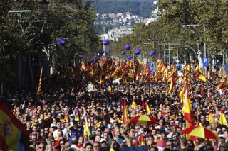 Hiszpania: W Barcelonie marsz 300 tys. zwolenników jedności kraju