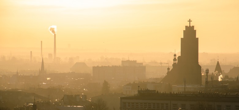 Jest naprawdę bardzo groźny! Jak chronić się przed smogiem?