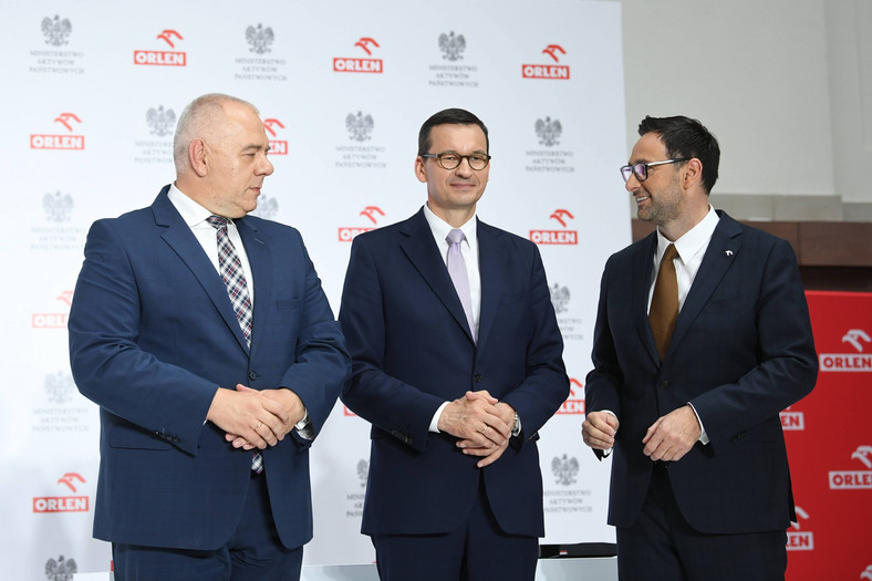 Premier Mateusz Morawiecki (C), wicepremier, minister aktywów państwowych Jacek Sasin (L) i prezes PKN Orlen Daniel Obajtek (P) podczas konferencji prasowej (14.07.2020)