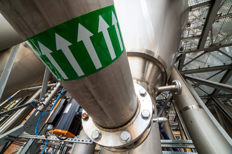 Przy produkcji biosurfaktantów zużywa się mniej wody, wytwarza się mniej dwutlenku węgla. Produkt ma większe zdolności pianotwórcze, zaczyna działać w niższych temperaturach, a także nie zawiera konserwantów, nie jest toksyczny i nie powoduje alergii. Odpady poprodukcyjne mogą być wykorzystywane jako dodatki od pasz.

<br>(PAP) rau/ mhr/
<br><br> fot. (tż/zuz) PAP/Tytus Żmijewski