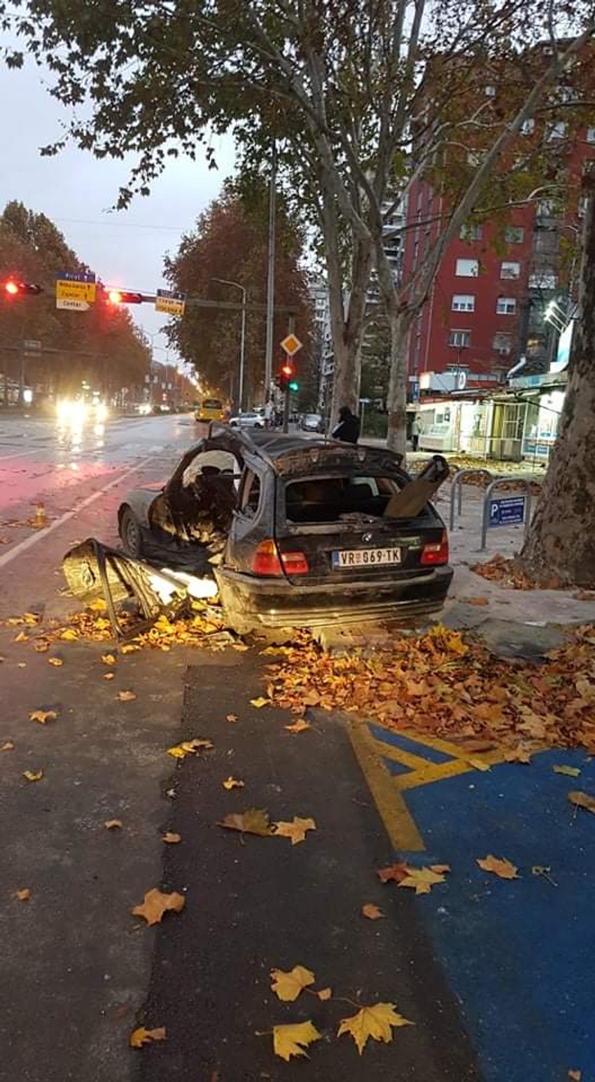 automobil kojim je upravljala Jovana je potpuno uništen