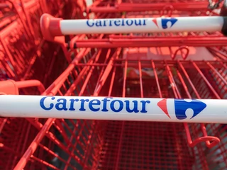 Carrefourowi w Polsce wyraźnie z trudem przychodzi rywalizacja z coraz bardziej dominującymi na rynku dyskontami. Francuska sieć prowadzi bardzo zróżnicowaną działalność w placówkach różnych formatów, co oznacza szereg wyzwań logistycznych i operacyjnych.